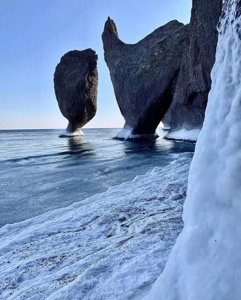 Гора изюбриная приморский. Кекуры бухта дубовая. бухта дубовая приморье. бухта дубовая приморский край кекуры.