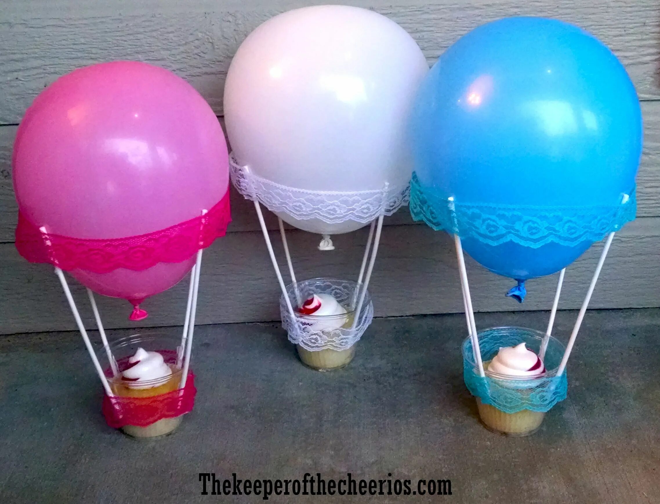 Воздушный шар в домашних условиях. Воздушный шар поделка. Воздушный шар из стаканчика. Поделки из лопнувших шариков. Воздушный шар из пластиковых стаканчиков.