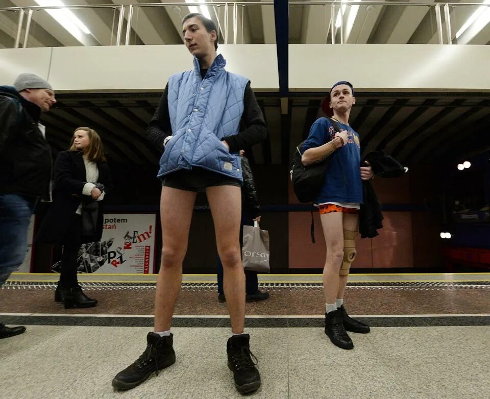 No pants subway ride москва метро. Детство без штанов. Праздник без штанов. Битва без штанов. Флешмоб "в метро без штанов".