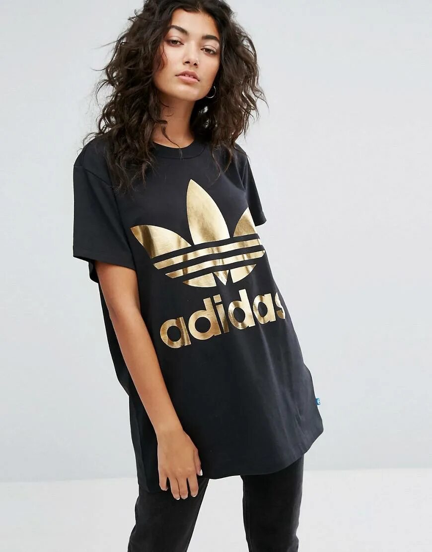 Под длинными футболками. Adidas Originals t Shirt off White ASOS. Чёрно Золотая майка adidas. Длинная футболка женская. Удлиненные футболки женские.