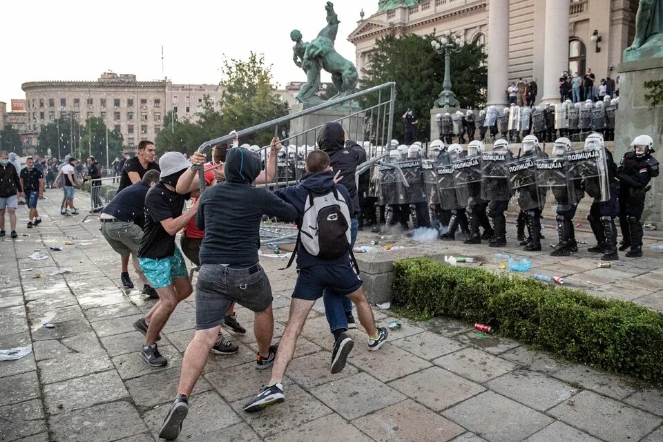 Если франция подвергнется нападению. Беспорядки в Белграде 2020. Протесты в Сербии сейчас Белград. Сербия протесты 1999.