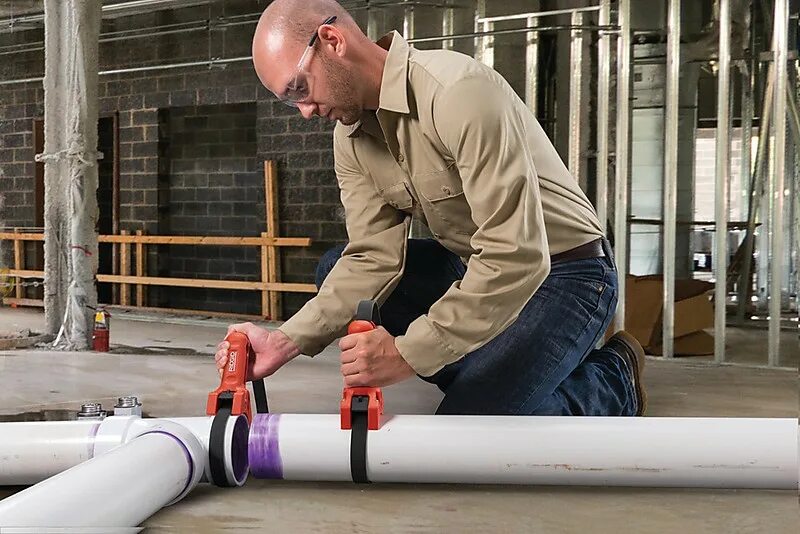 Крепление больших труб. Ремешковый держатель для труб ridgid. ridgid 42478. ключ ремешковый ridgid 42478. приспособление для стыковки канализационных труб 110.