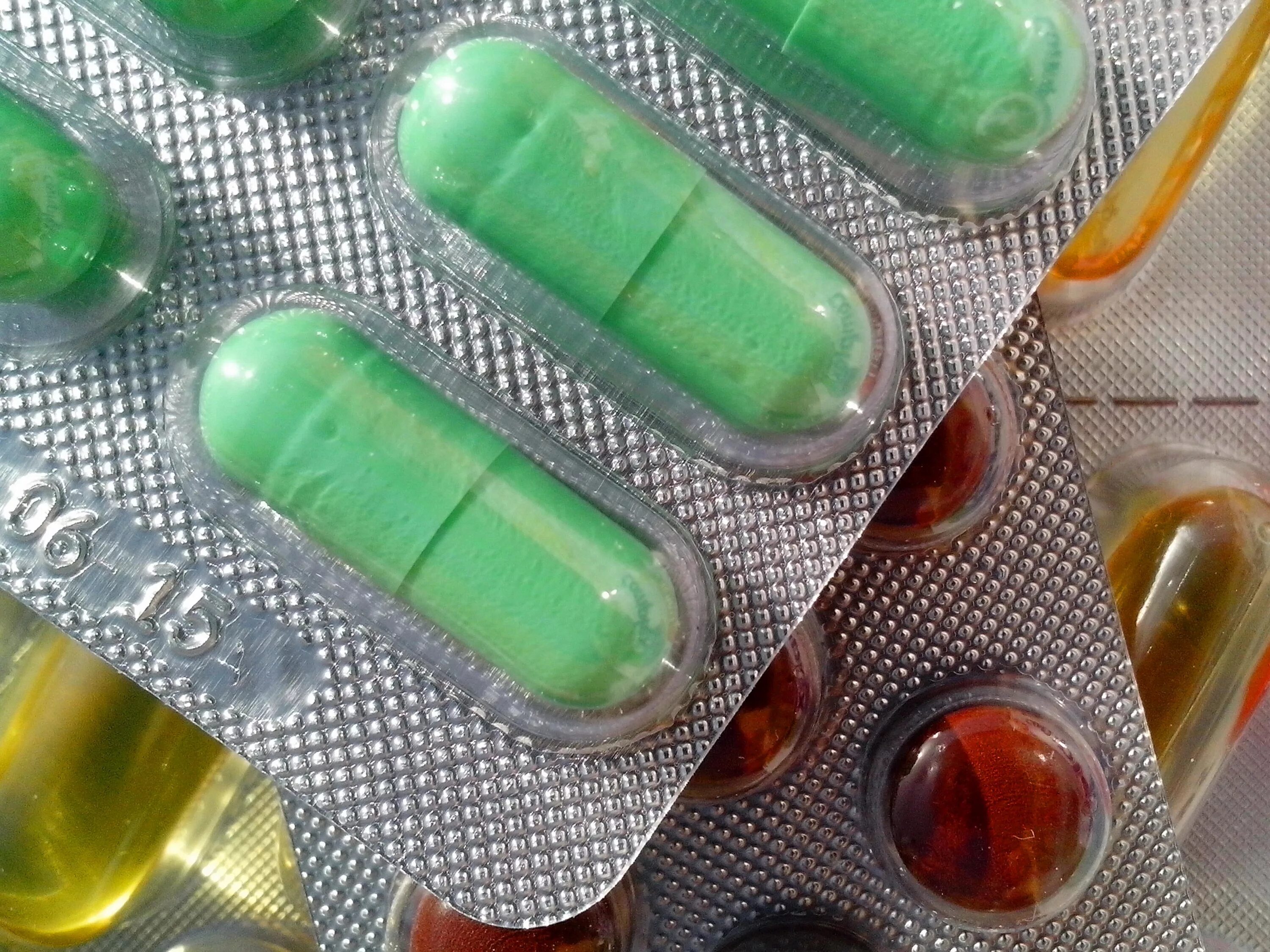 Антибиотики. Зеленые капсулы. Зеленые капсулы таблетки психотропные. Зеленая таблетка психотроп. 18 quality
