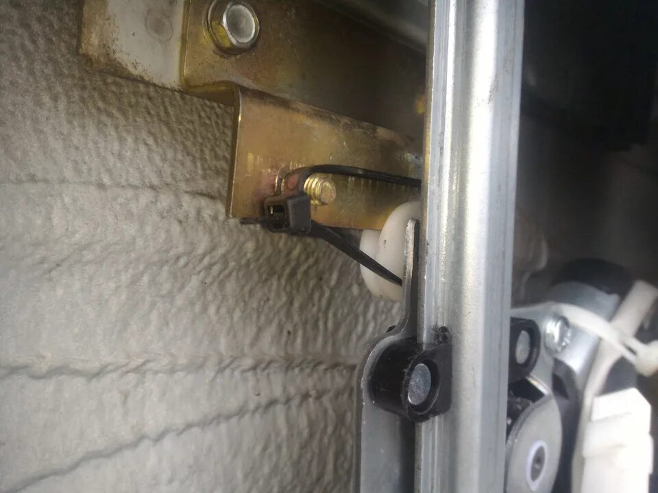Планка стеклоподъемника газель. Пластина стеклоподъемника газель 3302. крепление стекла к стеклоподъемнику на газель 3302. скоба стеклоподъемника газель. планка на стеклоподъемник газель.
