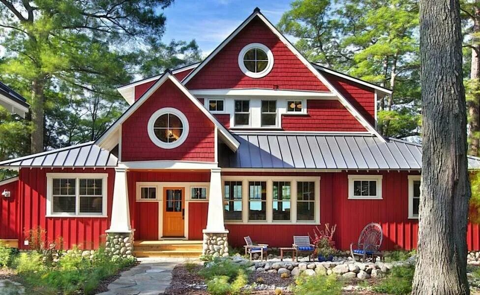 Домики красного цвета. Красный дом. Красный деревянный дом. Дом красного цвета. Красный домик с круглыми окошками.