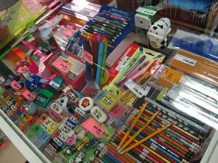 В магазине канцтоваров продаются ручки