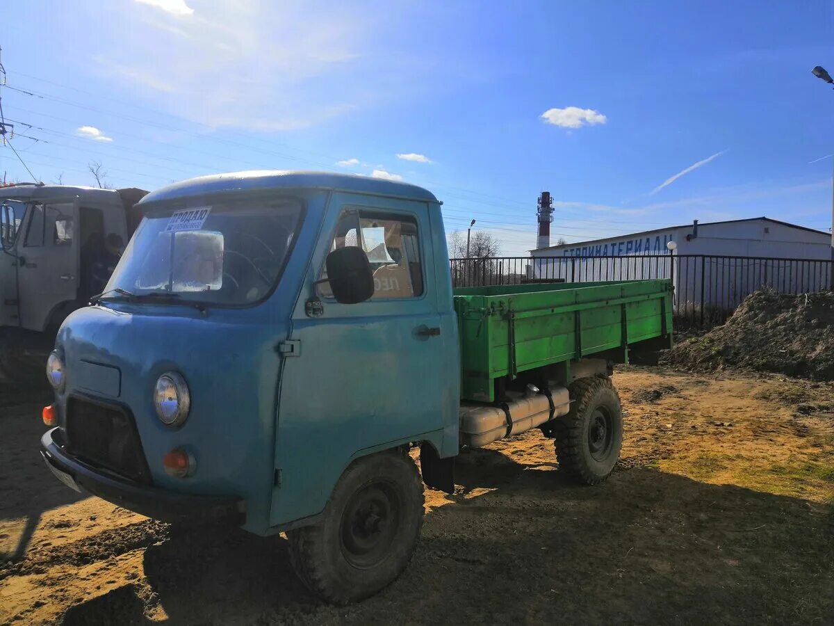 Купить 3303 в свердловской области. УАЗ 3303 голубой. УАЗ бу3303 бортовой 3303. УАЗ 3303 бортовой с голубой кабиной. УАЗ 3303 2001 бортовой.