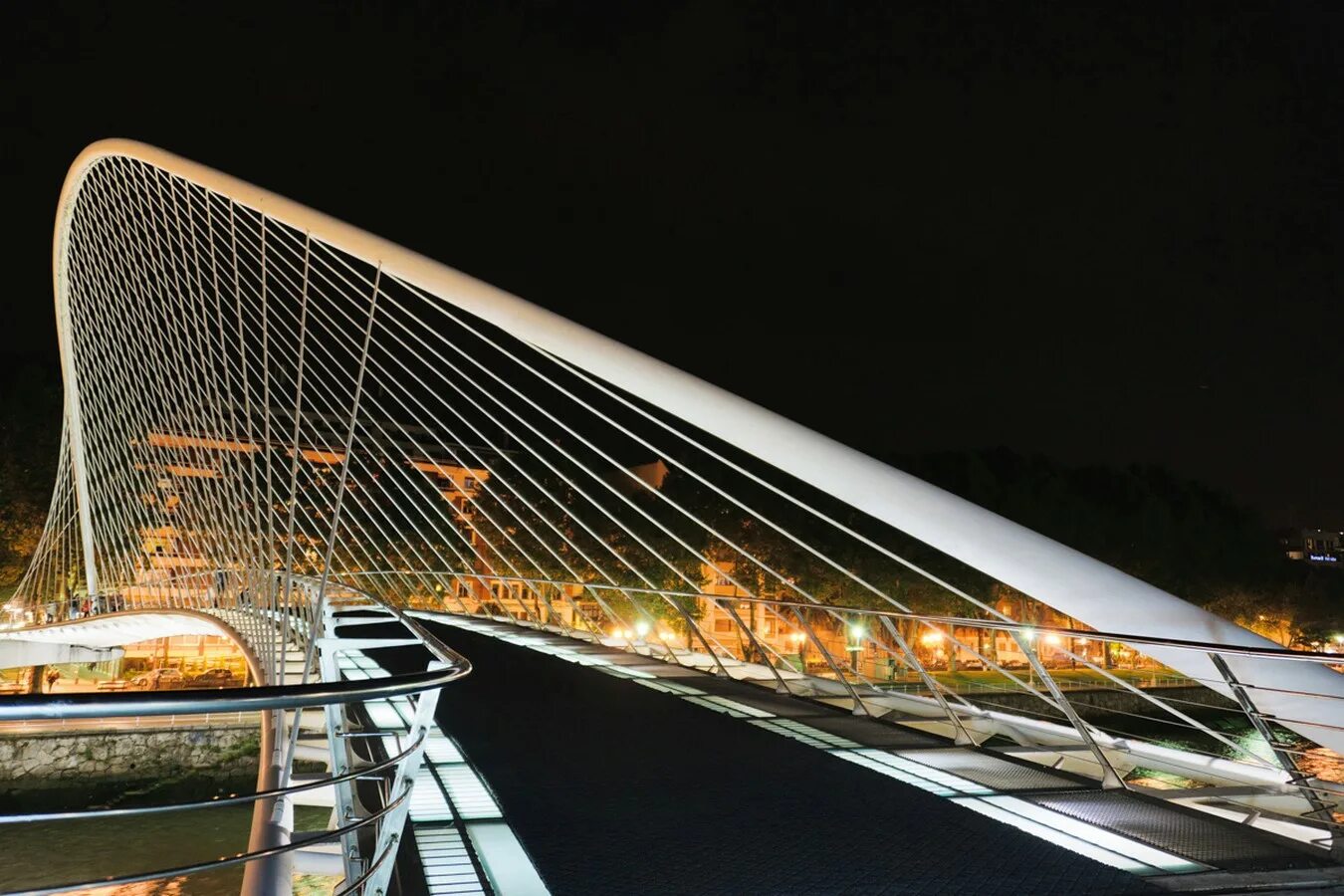 Сантьяго калатрава мосты. Мост архитектор. Архитектор сантьяго калатрава бильбао. Сантьяго калатрава портрет. Вантовый пешеходный мост.