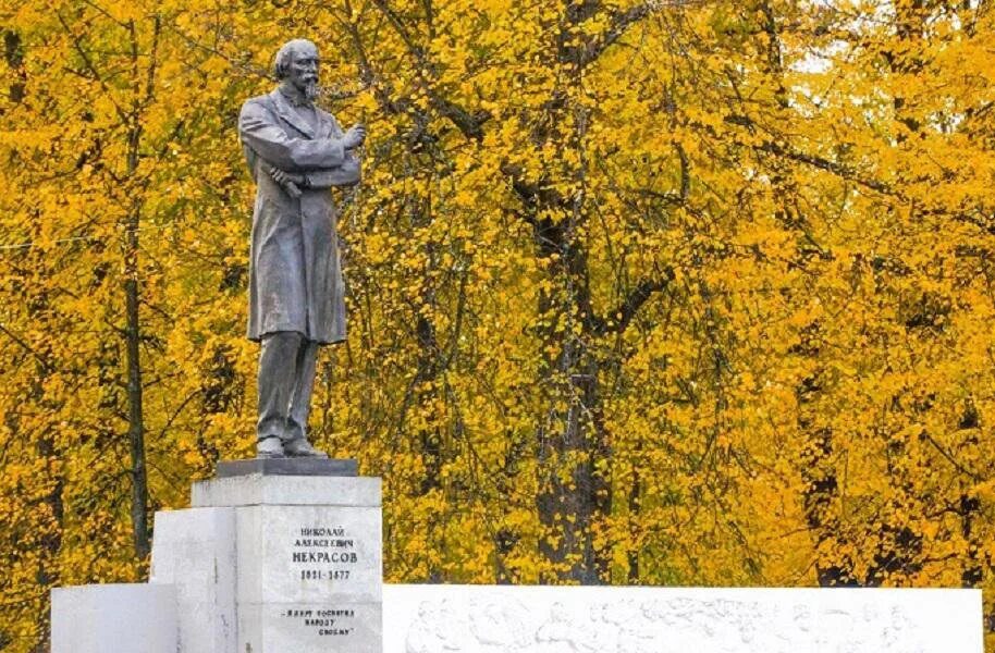 Памятник Николаю Некрасову в Ярославле. Памятник Некрасову в Ярославле. Памятник н а Некрасову в Ярославле.