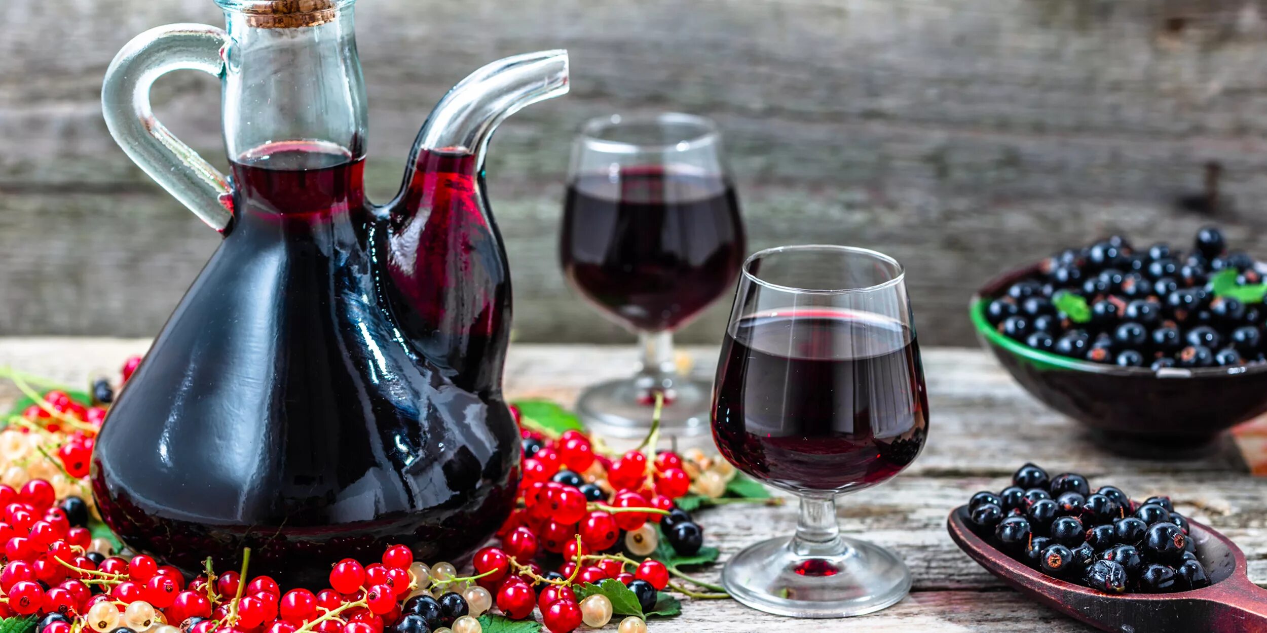 Десертное вино из винограда. Черноплодная рябина вино. Домашнее вино. Вино из смородины. Вино из черной смородины.