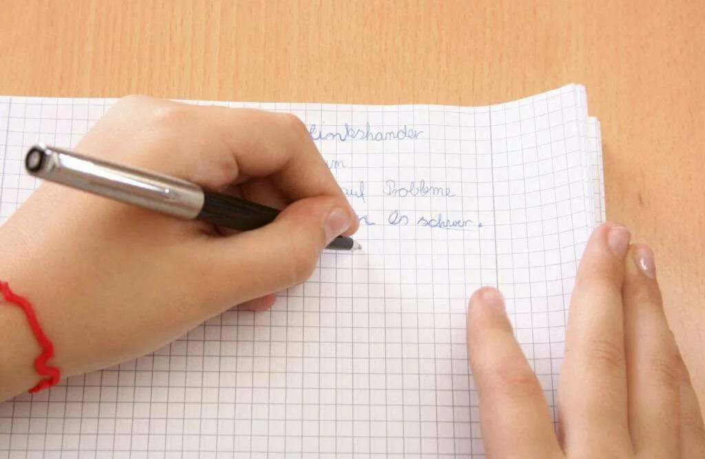 К͟а͟к͟ н͟а͟у͟ч͟и͟т͟с͟я͟ п͟и͟с͟а͟т͟ь͟ л͟е͟в͟о͟й͟ р͟у͟к͟о͟й͟. Почерк правой и левой рукой красивые. Как научиться писать делай рукой. Прописи для леворуких. Как определить правша или левша человек.