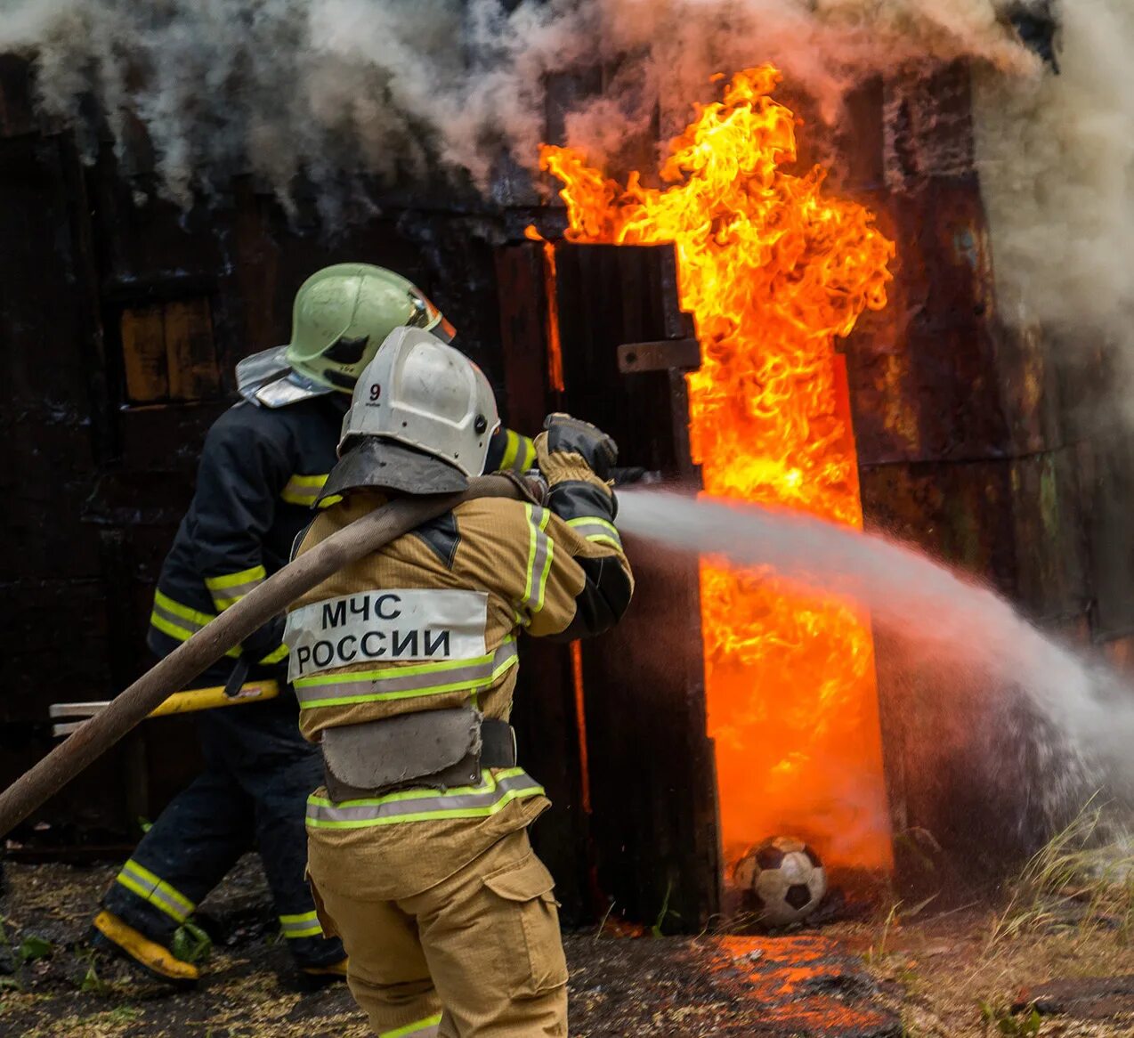 пожарные тушат лес. тушение социальных пожаров. лесопожарная обстановка. черезвучайнаяситуация. мчс россии в чрезвычайных ситуациях:.
