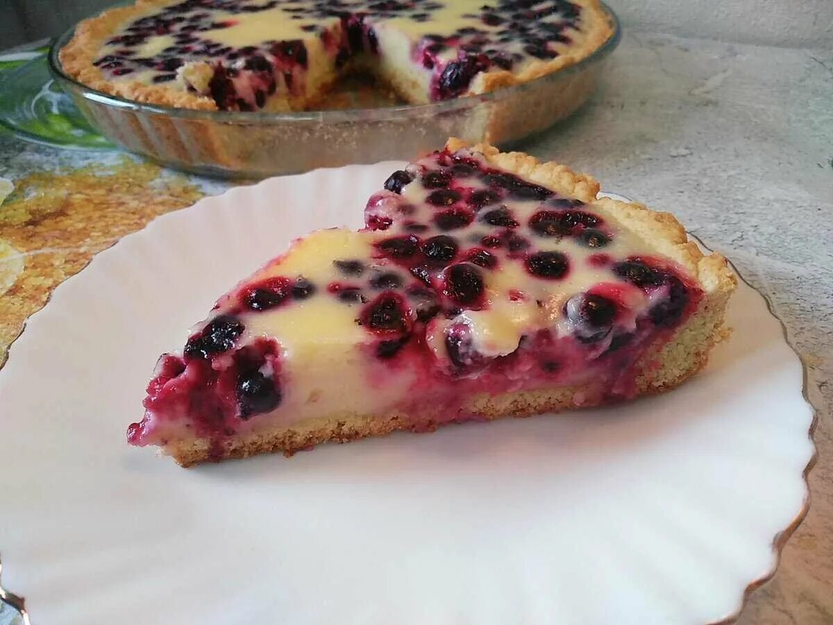 Дрожжевой пирог с ягодами. Пирог открытый с ягодами в духовке. Дрожжевой пирог с ягодами. Сметанник ягодный. Открытый пирог с ягодами из песочного теста.