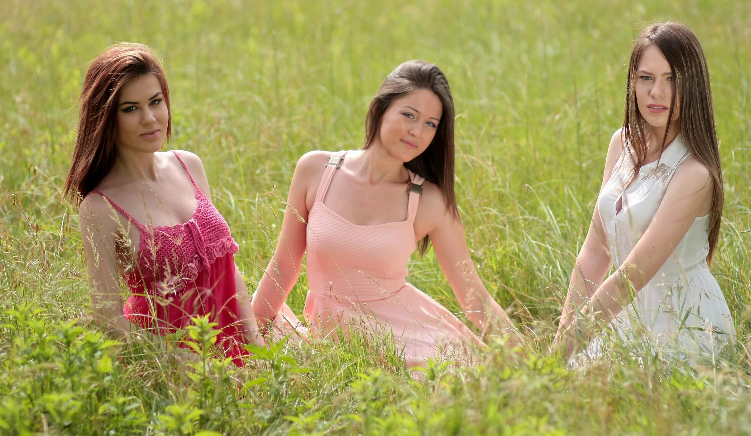 Молодая 3 4. Три девочки на природе. Молодые подруги. Три подружки на природе. Молодые на природе подружки.