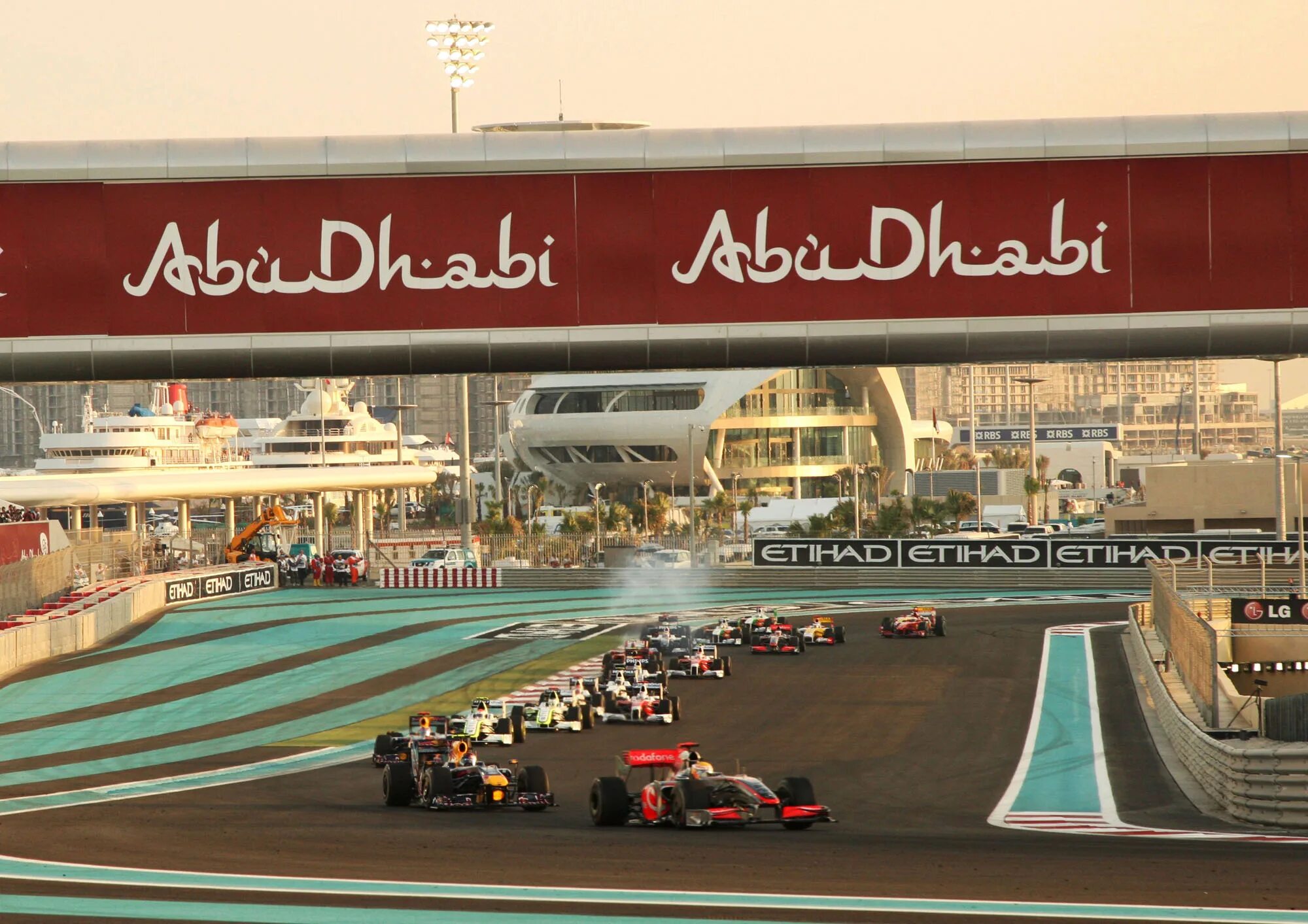 Формула 1 оаэ. Формула 1 абу даби. formula 1 etihad airways abu dhabi grand prix. дубай абу даби формула 1.