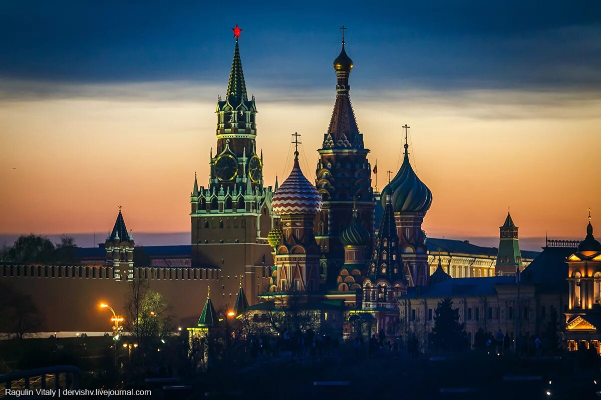 Флэт москва. Кремль символ Москвы. Красная площадь ночью. Россия ночью. Москва ночью.