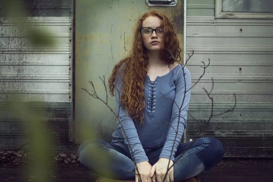 Недовольное лицо женщины. Угрюмая девушка. Недовольная женщина. Недовольная молодая красивая девушка. Недовольное женское лицо.