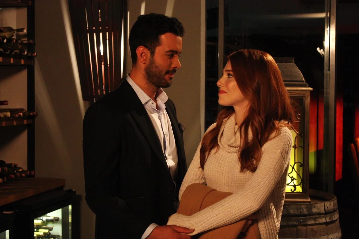 турецкий сериал про рыжую дефне. случайная любовь турецкий сериал. любовь напрокат турецкий сериал на русском языке. любовь напрокат турецкий субтитрами. любовь напрокат сериал.