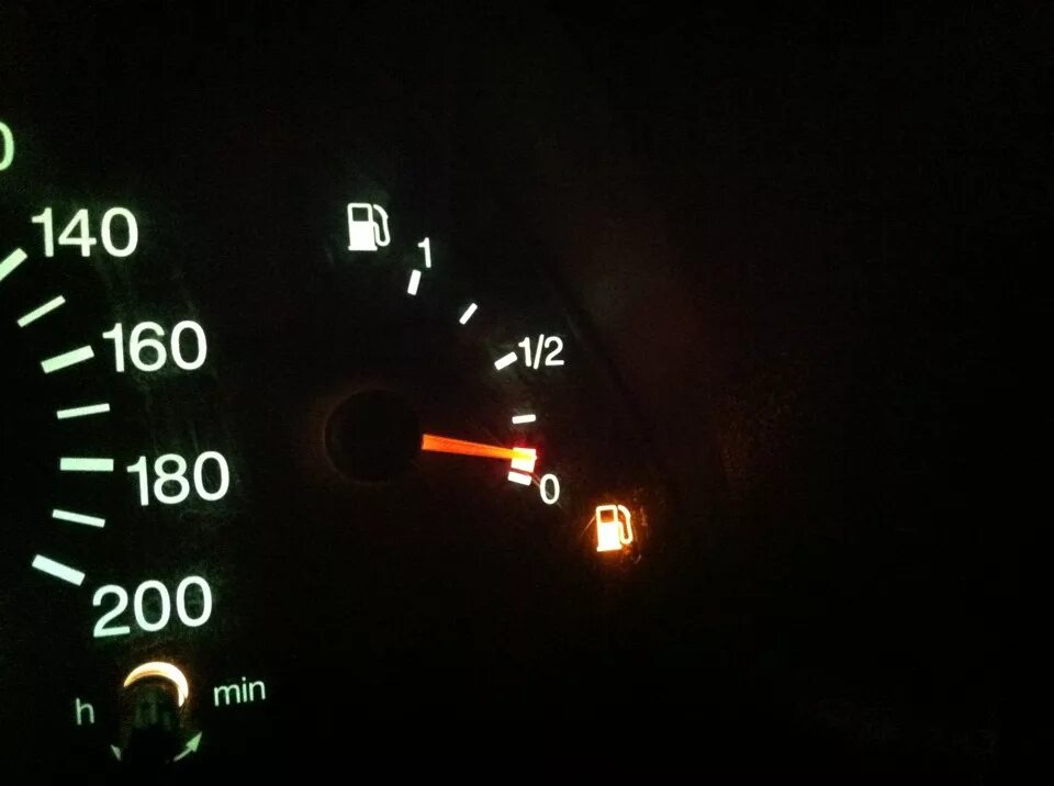 Датчик уровня топлива нива шевроле. Датчик уровня топлива шеви нива. Шевроле нива провод дут. Не показывает топливо нива шевроле. Разъем топливного насоса шевроле нива.