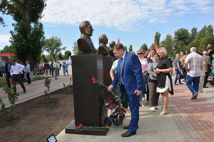 Погода поворино воронежской на неделю. Аллея героев Семилуки. Поворино Воронежской области парк. Памятники в городе Поворино. Поворино достопримечательности.