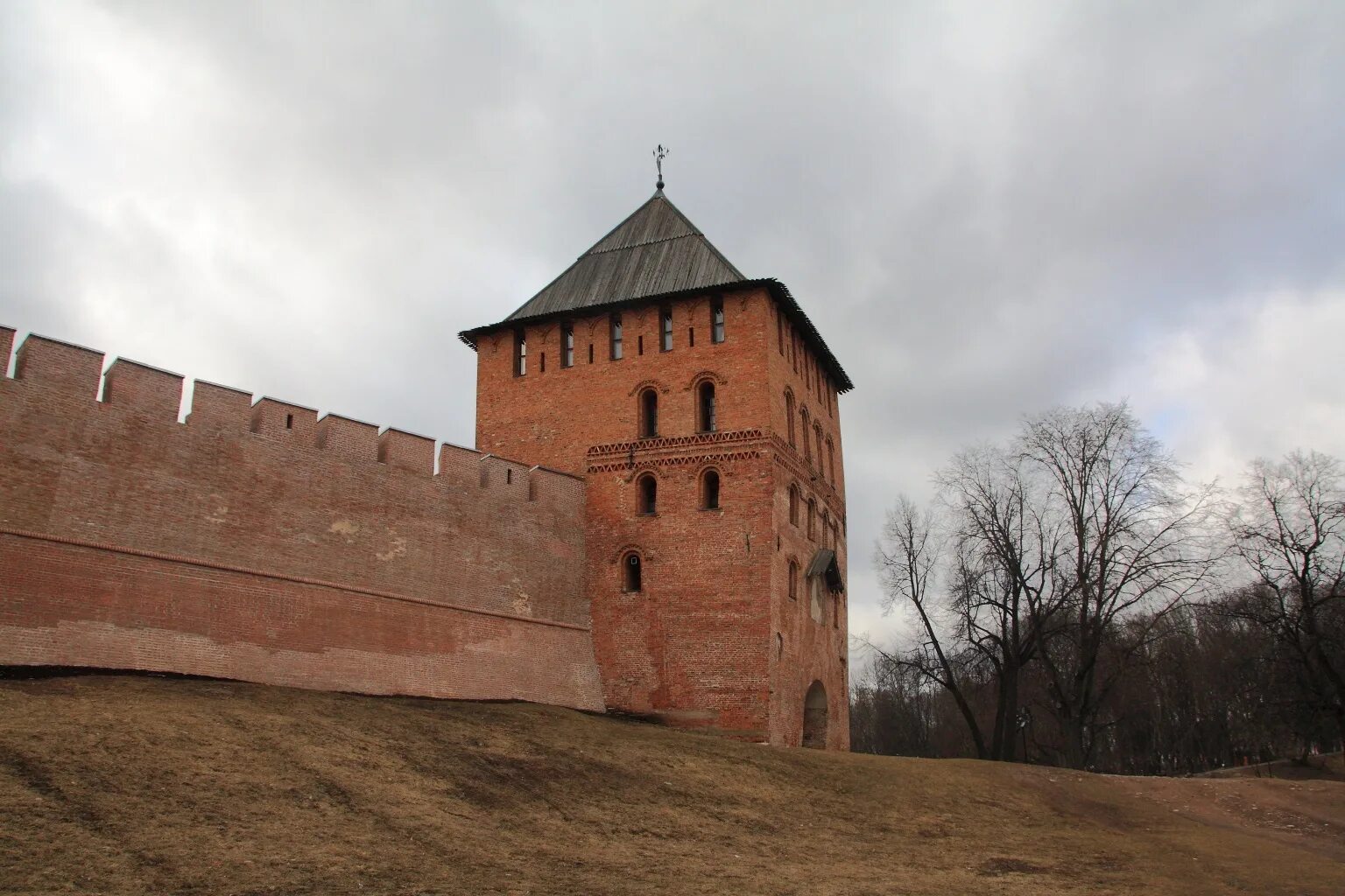 Кремлевская стена Великий Новгород. Великий Новгород крепость. Стена Кремля Новгород. Крепостная стена Новгородского Кремля. Великая кремлевская стена