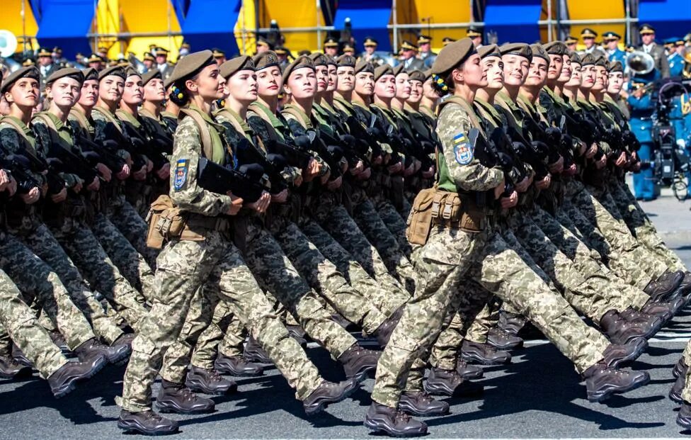 Украинские солдаты на параде. Женщины солдаты Украины. Армия Украины парад. Военнослужащие ВСУ Украины женщины.