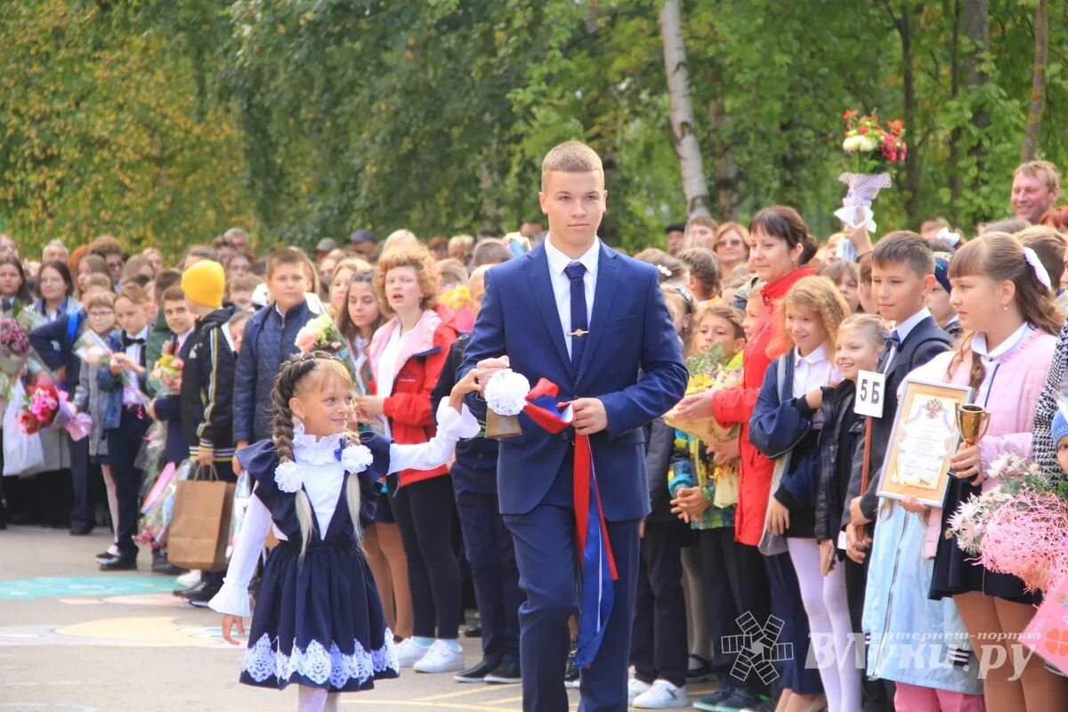 Школа 13 Великие Луки. Школа 1 Великие Луки. Линейка 1 сентября. Первая школа Великие Луки. Школа 1 великие лук