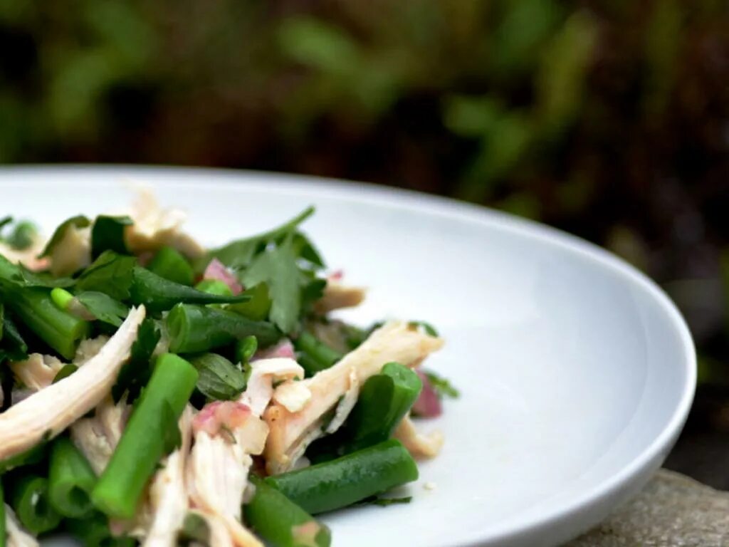 Стручковая фасоль с куриной грудкой. Салат с курицей и зеленой фасолью. Салат из спаржевой фасоли. Салат со стручковой фасолью и курицей. Салат с зеленой фасолью стручковой.