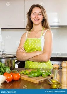 Готовит женщина блюдо