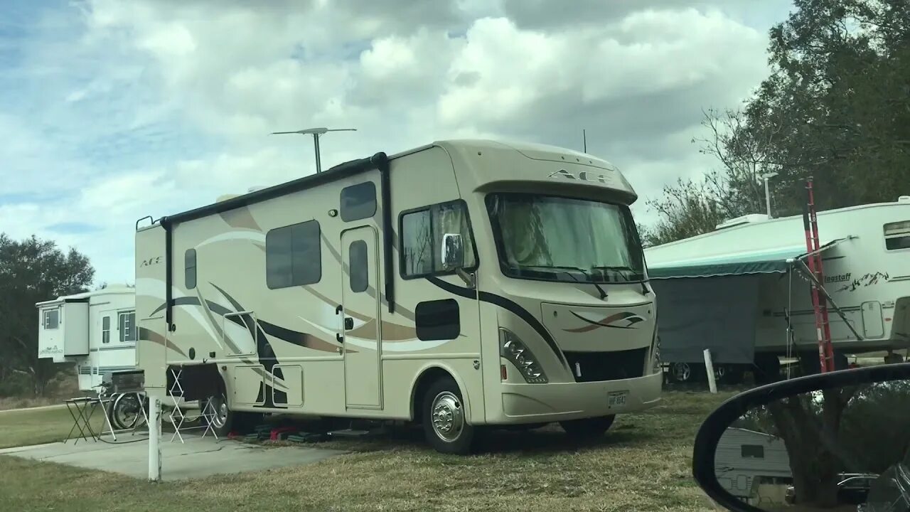 Трейлерные парки в сша. Trailer trash девушки. Трейлерные парки в сша. Парни из трейлерпарка рикки. Американская жизнь в трейлере.