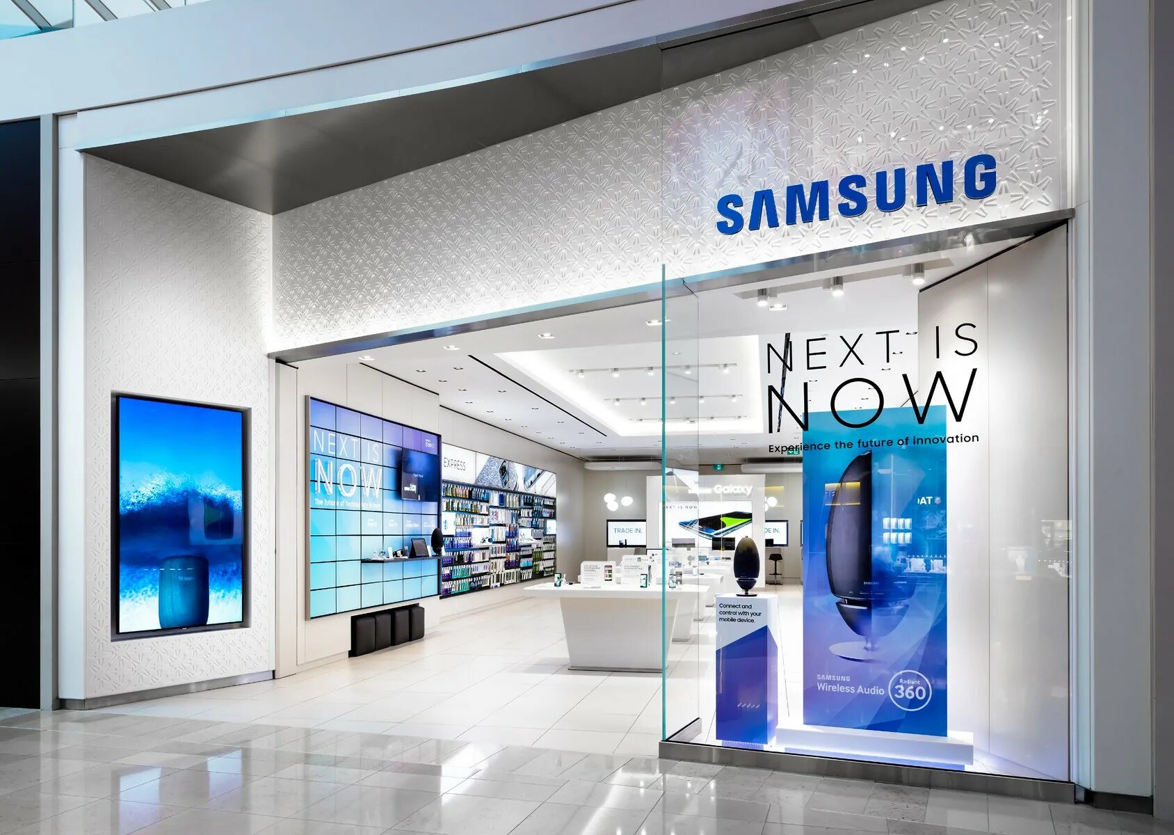 Озон интернет магазин самсунг. Samsung магазин. Витрина магазина электроники. Samsung витрина. Витрина магазина Samsung.