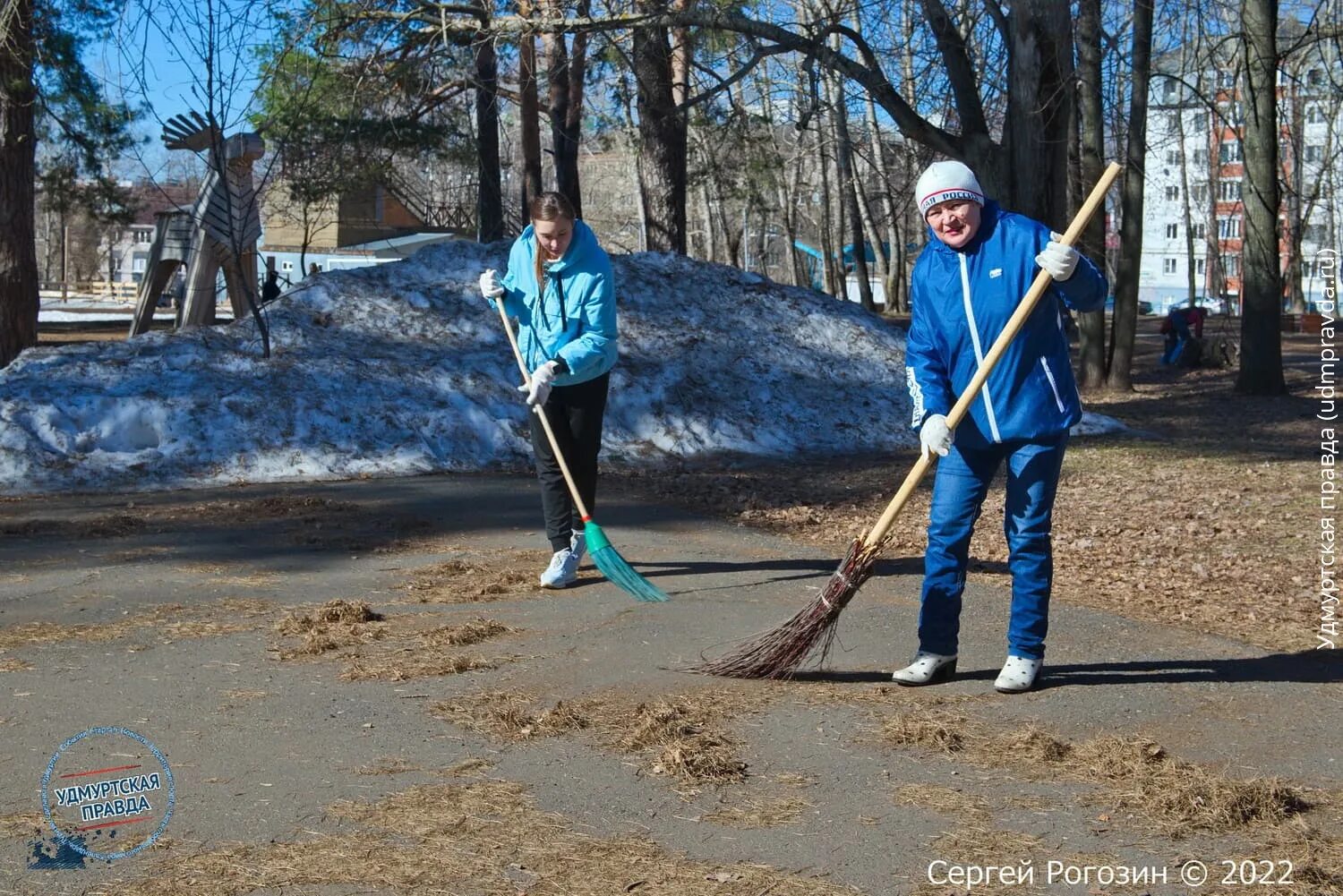 Общегородской субботник. Субботник в парке. Общегородской субботник Екатеринбург. Сквер молодоженов Ижевск. Общегородской субботник 2024 санкт петербург