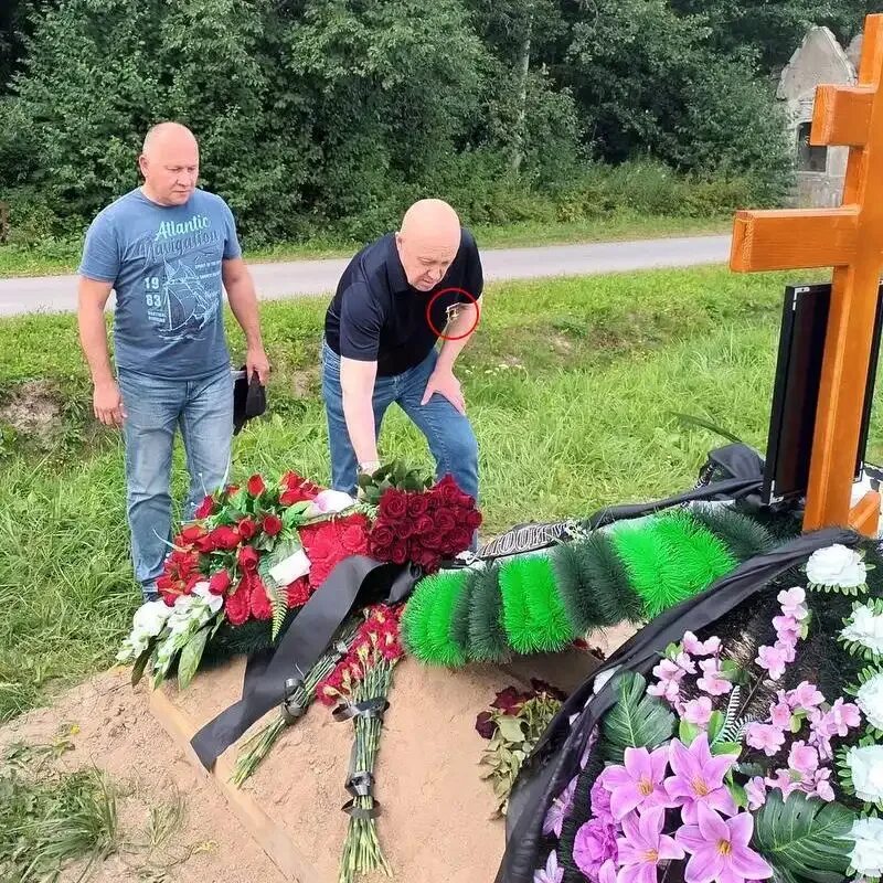 Место падения самолета пригожина. Последнее о пригожине евгении. Памятник евгению пригожину пороховское кладбище. Глава чвк вагнер пригожин. Последнее о пригожине евгении.