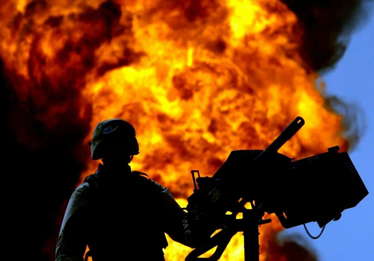 Возможный военный конфликт. Солдат на фоне огня. Военные конфликты 21 века.