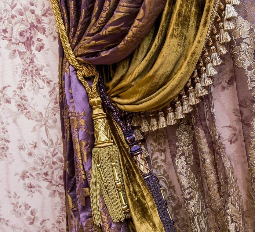 бордовые шторы. ткань для штор. бордовые шторы. портьеры бордовые с золотом.