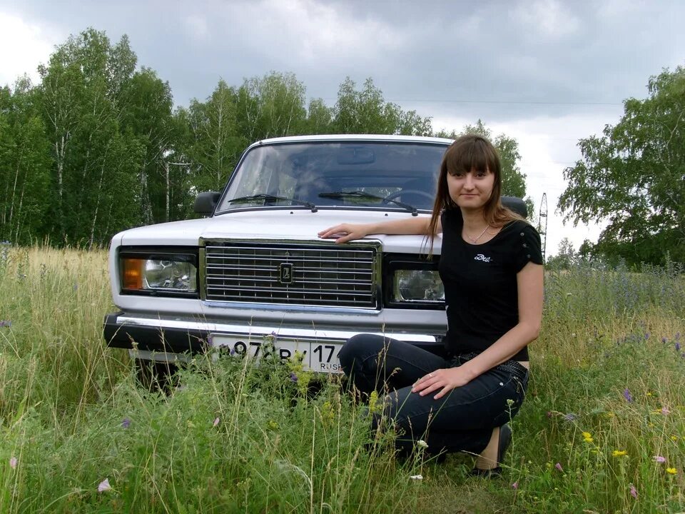 Ру брянск автомобили. ВАЗ 2107 И девушки. ВАЗ 2107 белая с девушкой. Девушки Погар. Женщина возле машины Волга.