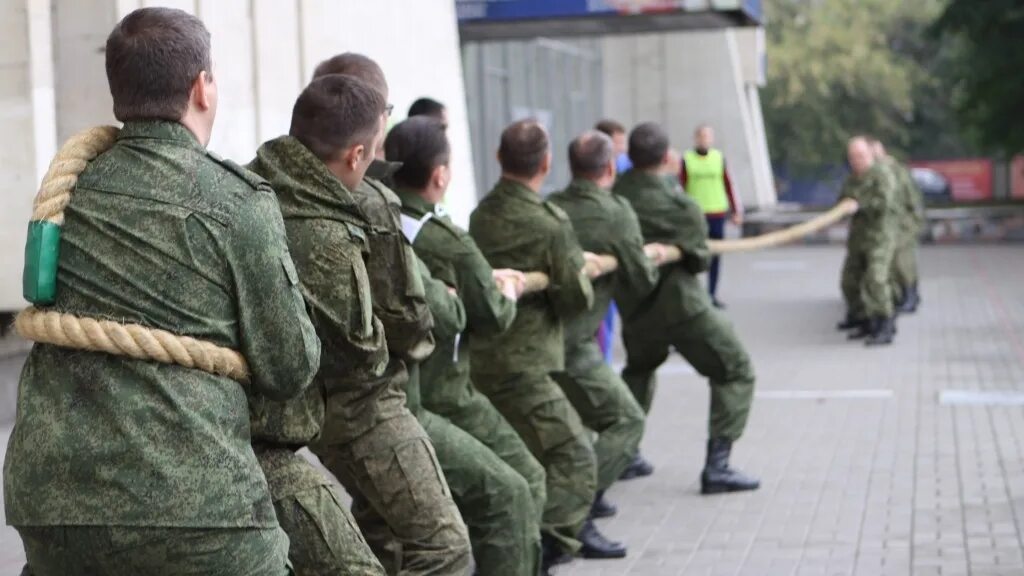 Перетягивание каната военные. Перетягивание каната в форме. Солдаты перетягивают канат. Военнослужащие срочной службы спортивные.