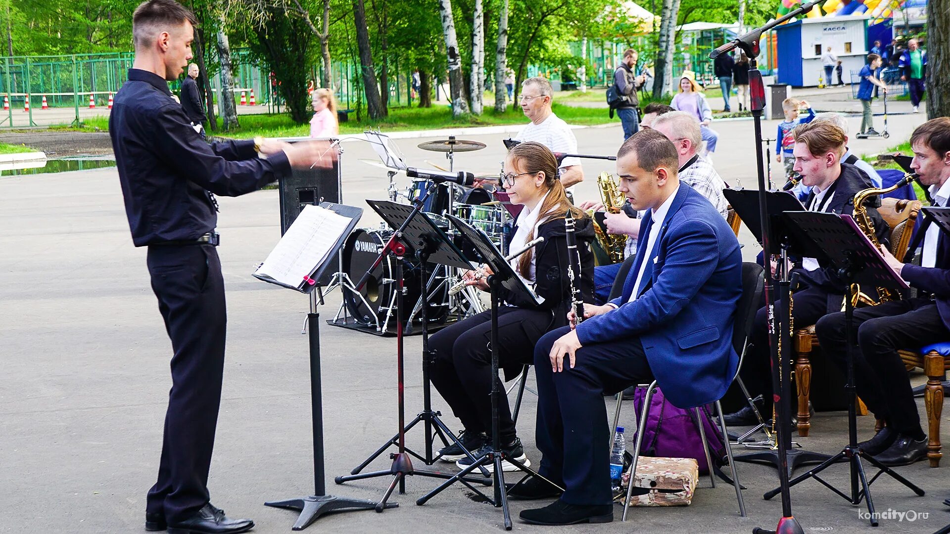 Выступление оркестра в парке. Оркестр в парке. Духовой оркестр в парке. Оркестры в парках.