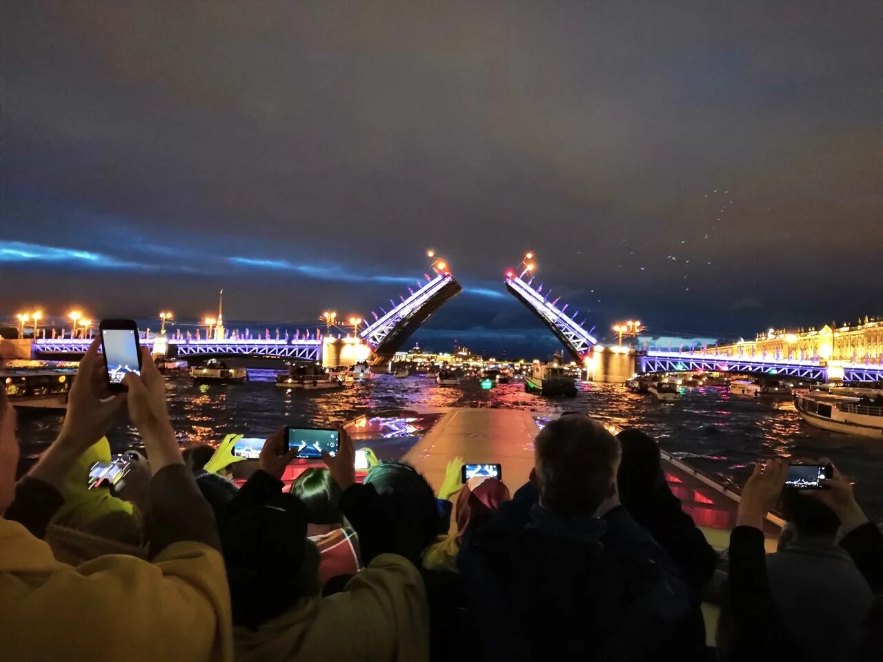 Прогулка на теплоходе развод мостов. Ночная прогулка на теплоходе в Санкт-Петербурге развод мостов. Экскурсия разводные мосты Санкт-Петербурга на теплоходе ночная. Экскурсия под разводными мостами. Ночная экскурсия и развод мостов.