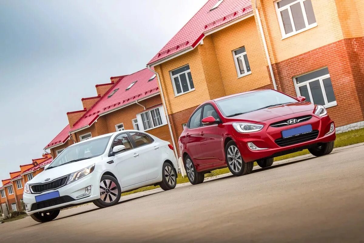 Сравнение хендай солярис. Kia Rio Hyundai Solaris. Kia Rio vs Hyundai Solaris 2017. Kia Rio vs Hyundai Solaris. Киа Рио против Хендай Солярис.