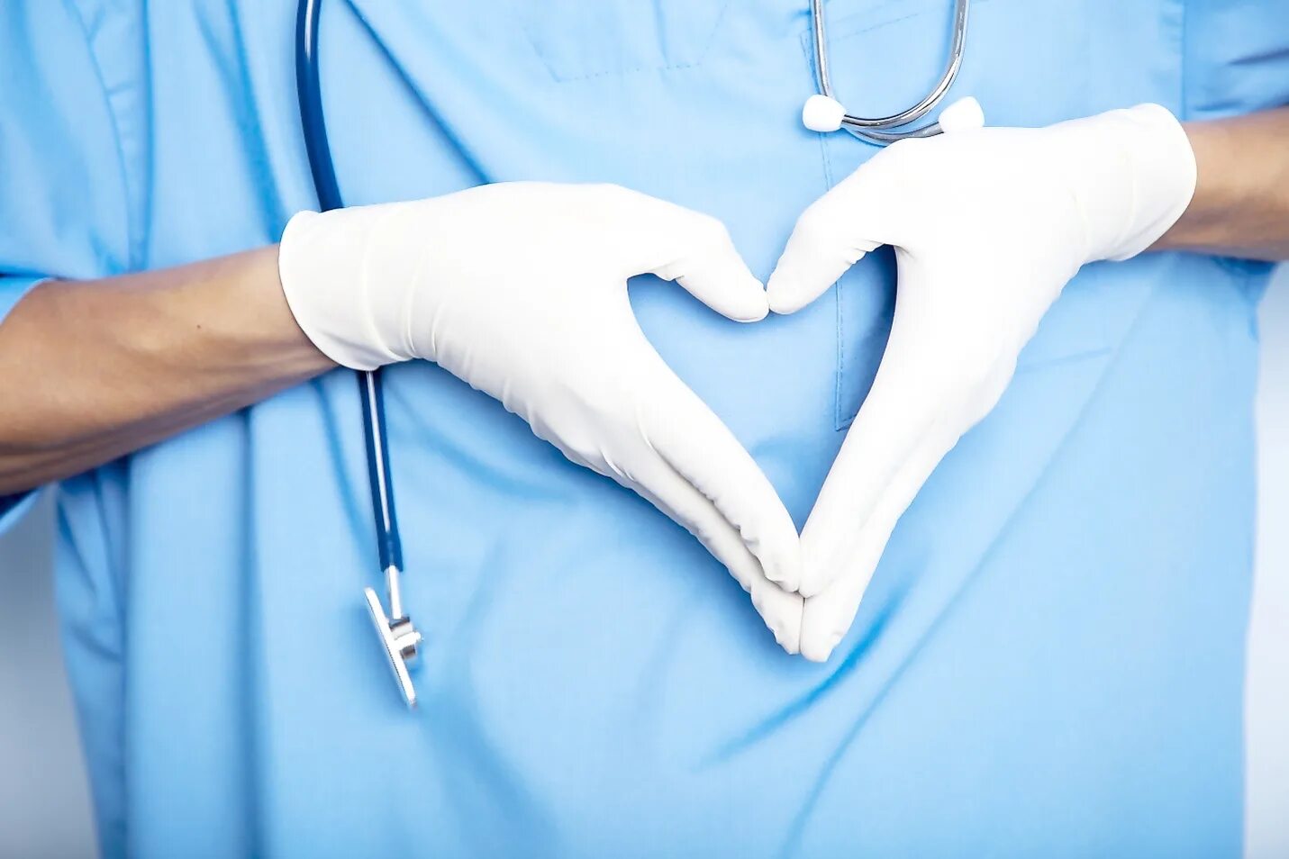 Медицинские картинки. Сердце в руках врача. Сердечко в перчатках медицина. Травматология и ортопедия.