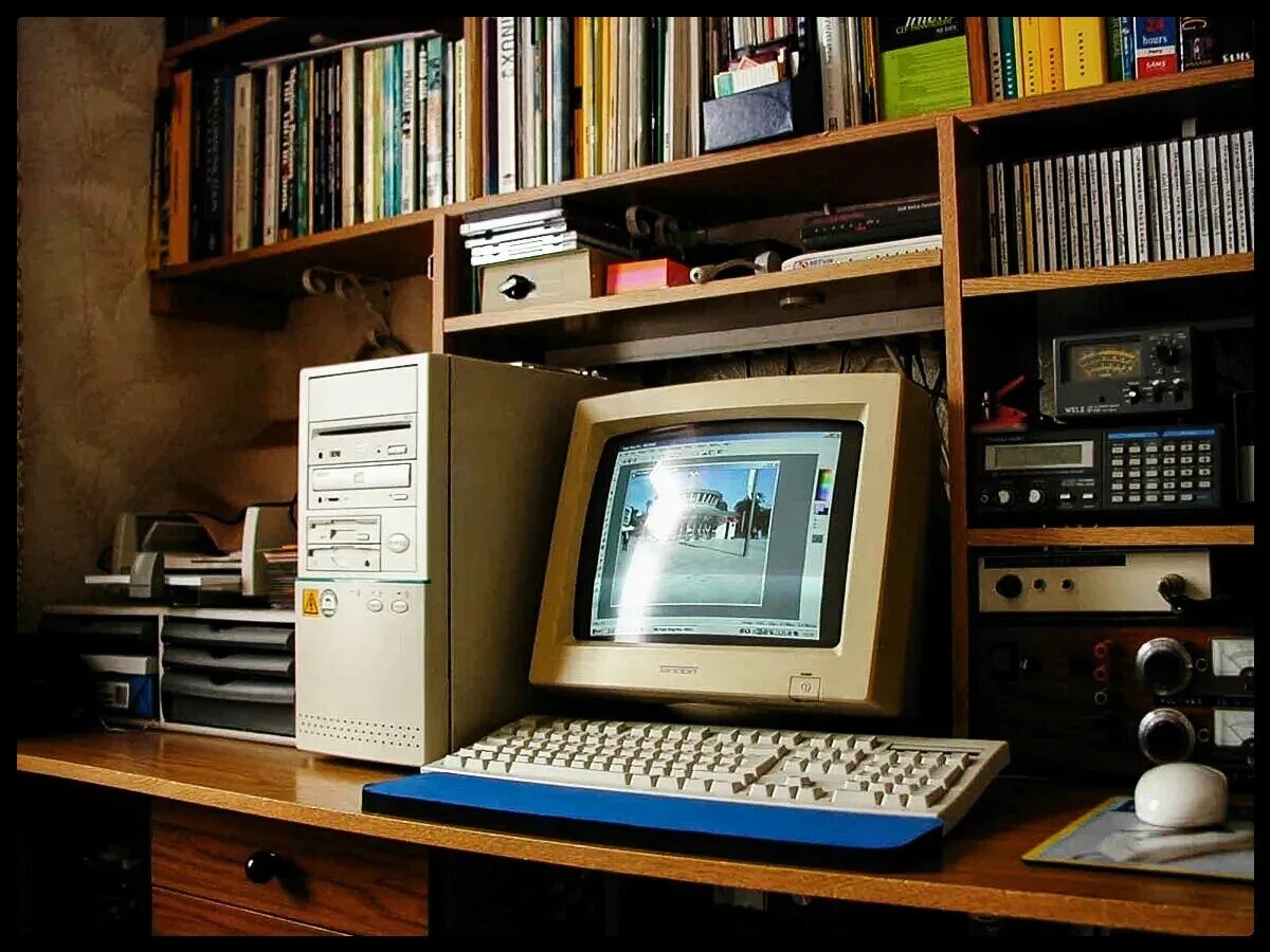 Компьютеры 90 х годов. Старый компьютер. Старый компьютер в комнате. Старые мониторы для компьютера. Компьютер 90-х.