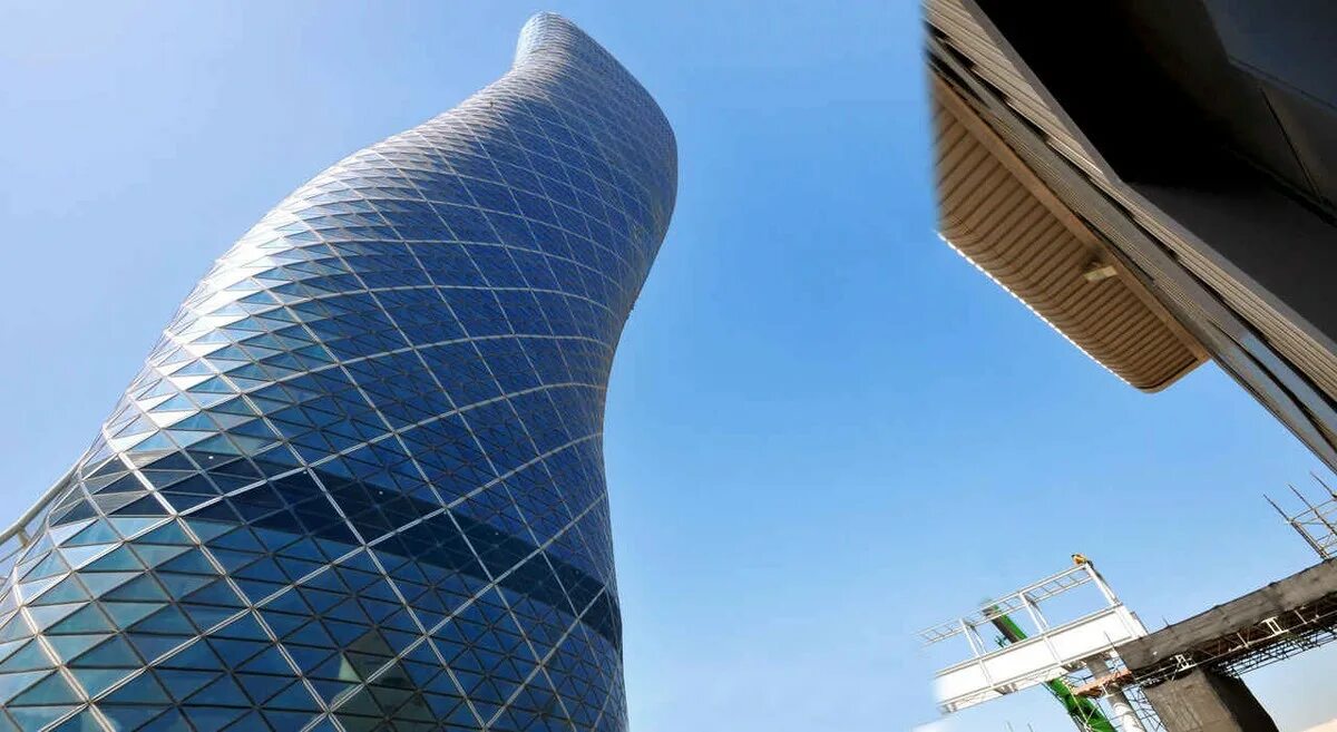 Небоскреб столица. Небоскрёб «Capital Gate» (Падающая башня). Башня Абу Даби. Небоскребы Абу Даби. Абу Даби небоскреб Кэпитал гейт.