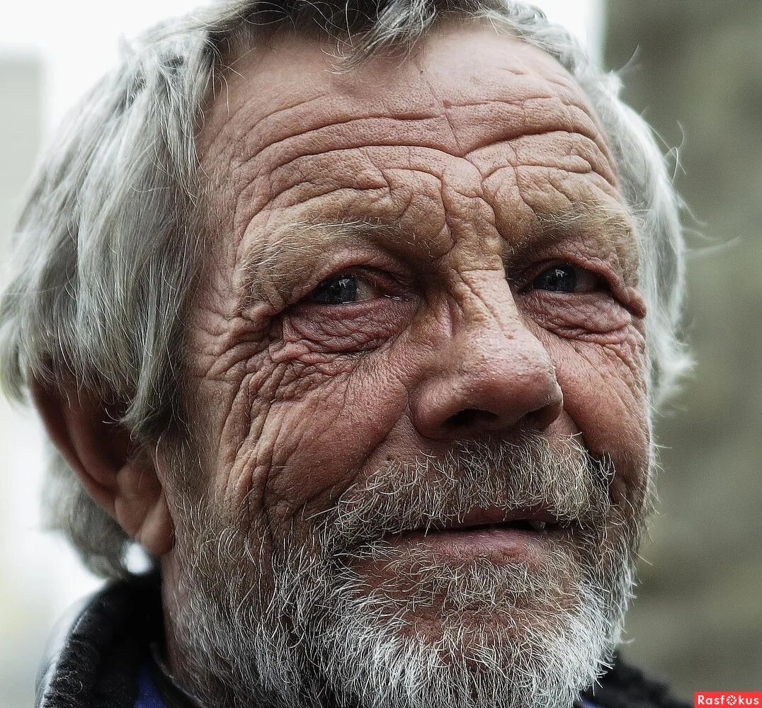 Это был пожилой мужчина. Лицо старика. Лицо пожилого мужчины. Фотопортрет старика. Фотопортрет дедушки.