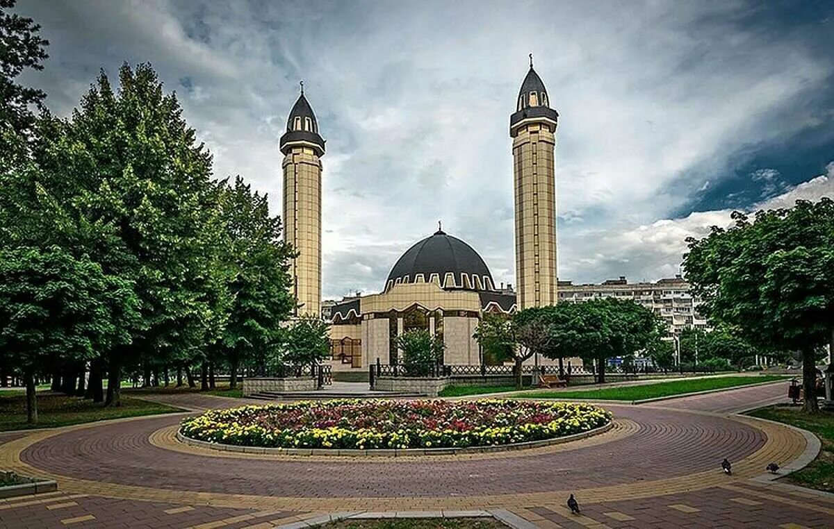 Мечеть нальчик. Горы кабардино балкарии нальчик. Кабардино-балкария столица нальчик. Нальчик курортный город. Северный кавказ нальчик.