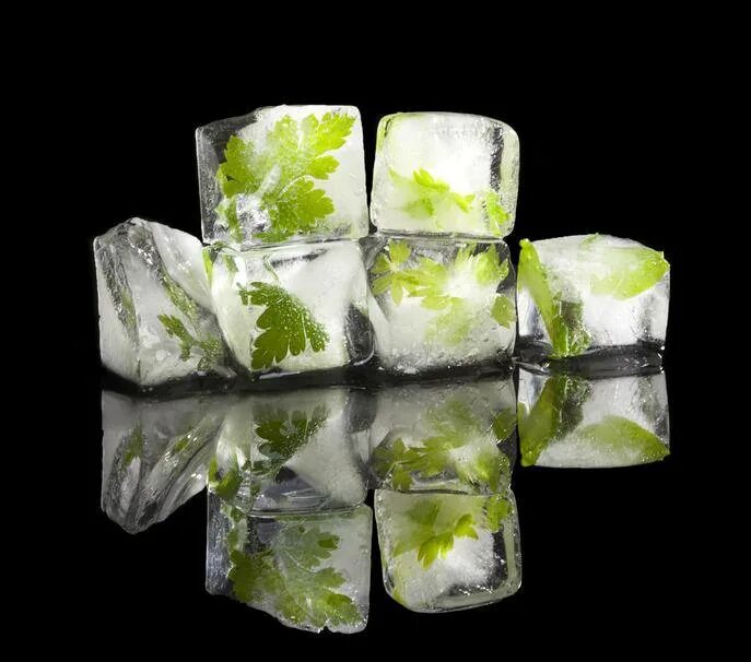Кубики льда. Косметический лед. Кубики из льда для лица. Ледяной кубик.