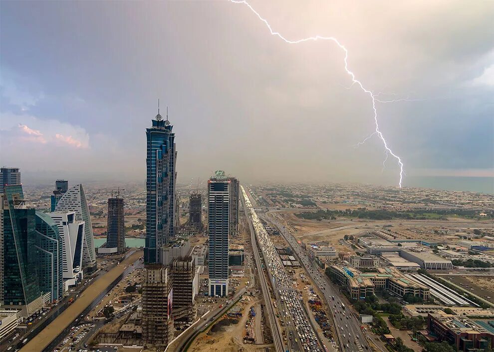 Дубай дождь сегодня. Торнадо в Дубае. Небоскребы Дубая. Cloud 22 Дубай. Вид из окна небоскреба в Дубае.