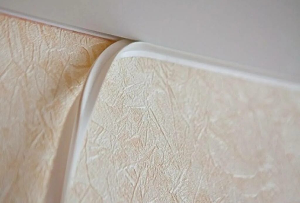 Плинтус для натяжного потолка резиновый. Натяжные потолки плинтус видео. Монтаж плинтуса на натяжной потолок. Плинтус потолочный. Маскировочная лента для натяжного потолка.