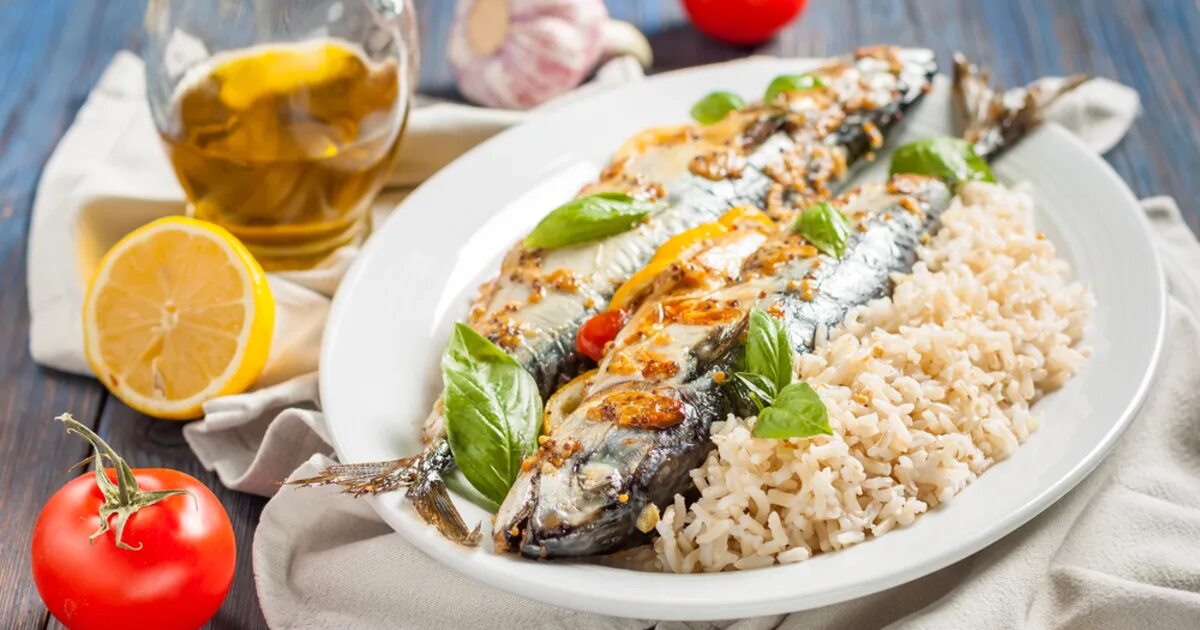 Скумбрия с рисом и овощами. Скумбрия в духовке с рисом и овощами. запеченная рыба с рисом. гарнир к рыбе запеченной.
