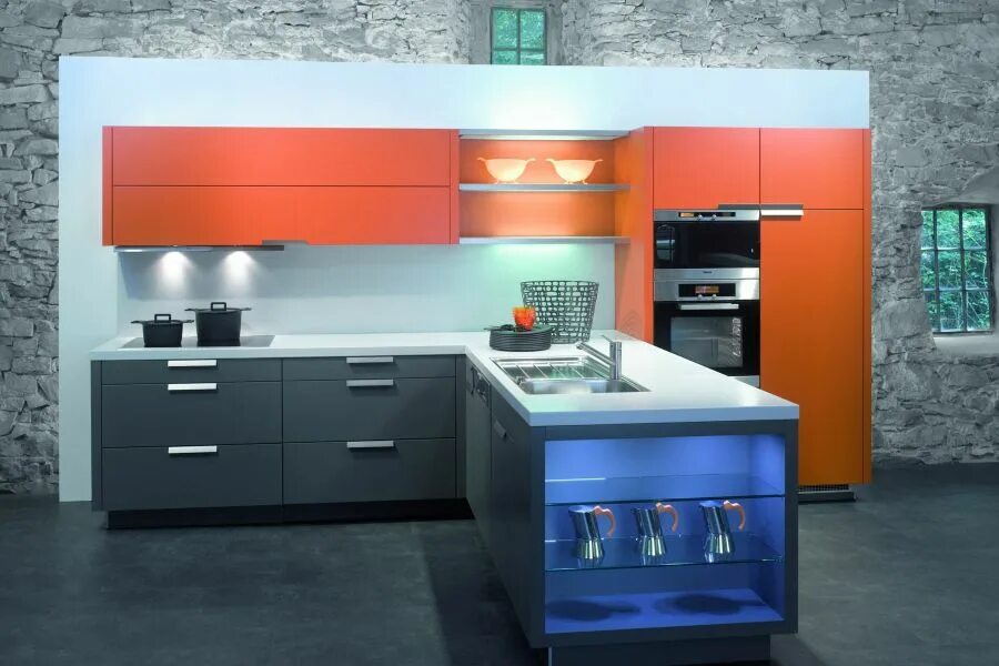Кухни какие модели. Необычный кухонный гарнитур. Оранжевая кухня. Кухонный гарнитур оранжевый. Кухни оранжевого цвета.